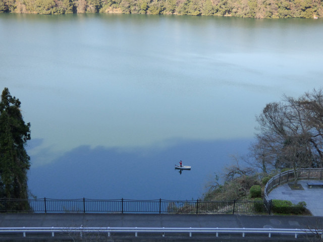 津久井湖「桜の小道からの津久井湖の風景」